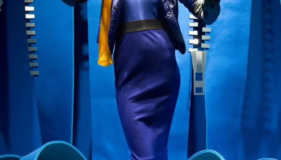 fashion accessories complementary display